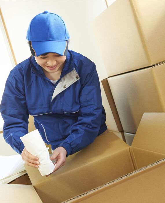 梱包作業を進める女性スタッフ